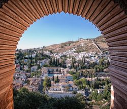 Vistas del barrio del Albaicin desde uno de los arcos de la Alhambra de Granada