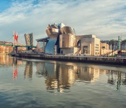 Museo Guggenheim y su reflejo en la ría de Bilbao