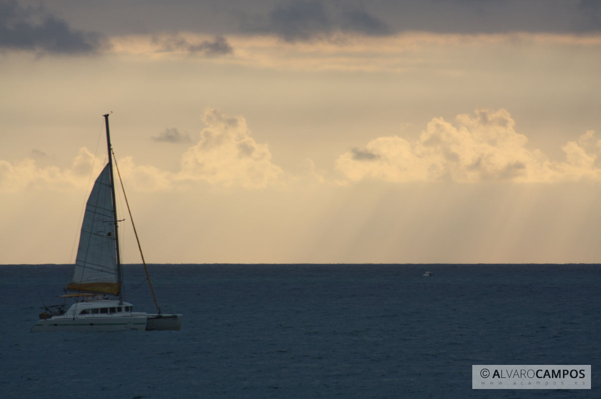 Velero navegando por Garrucha viendo el amanecer