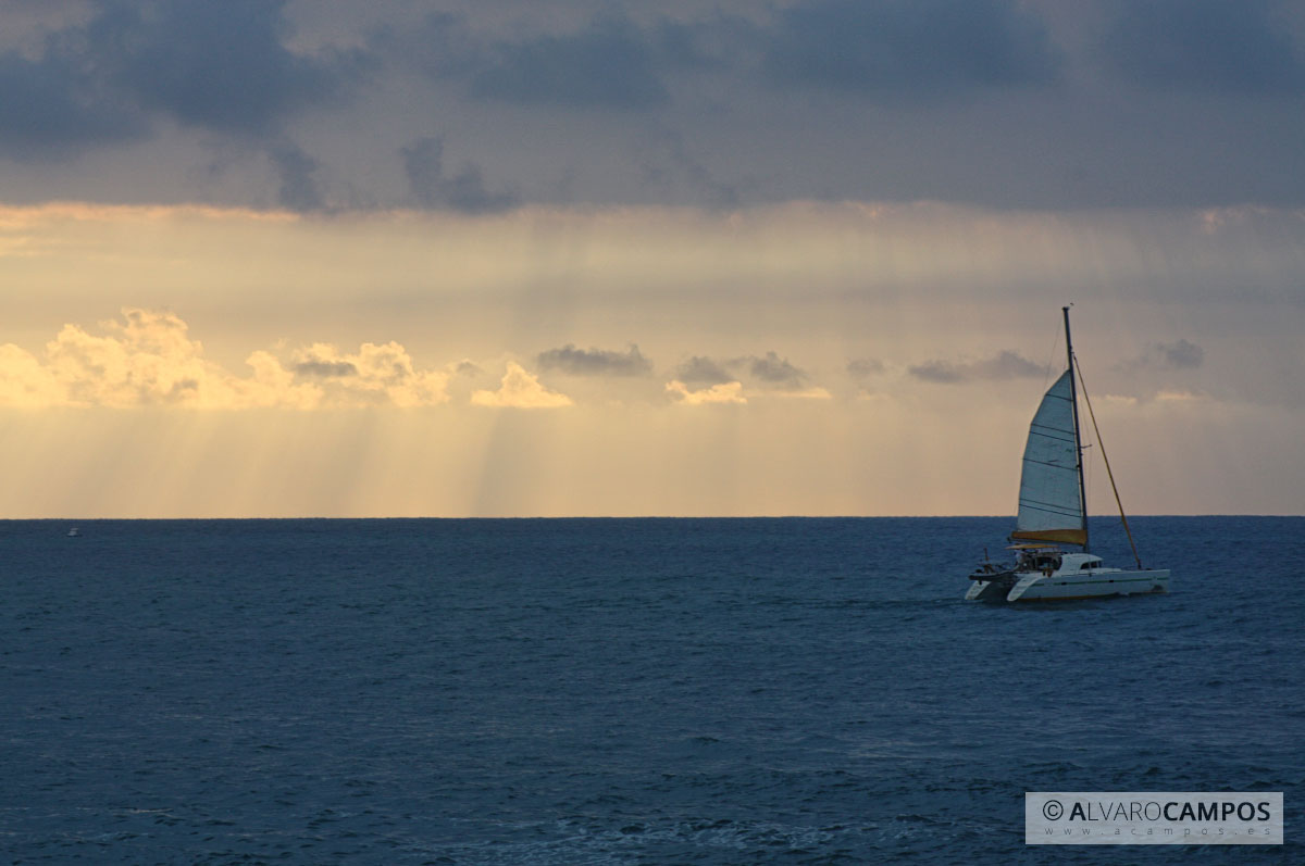 Velero alejandose