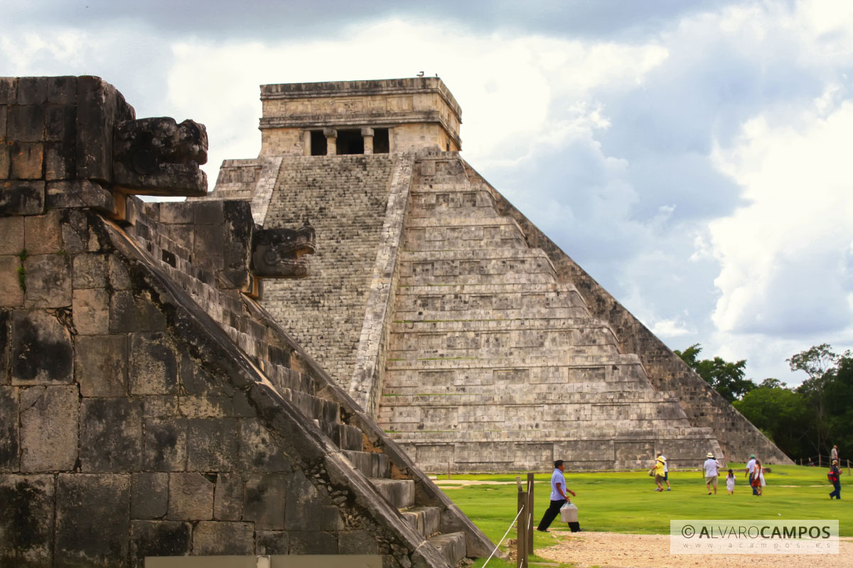 Cabezas de serpiente con Chichén Itzá de fondo