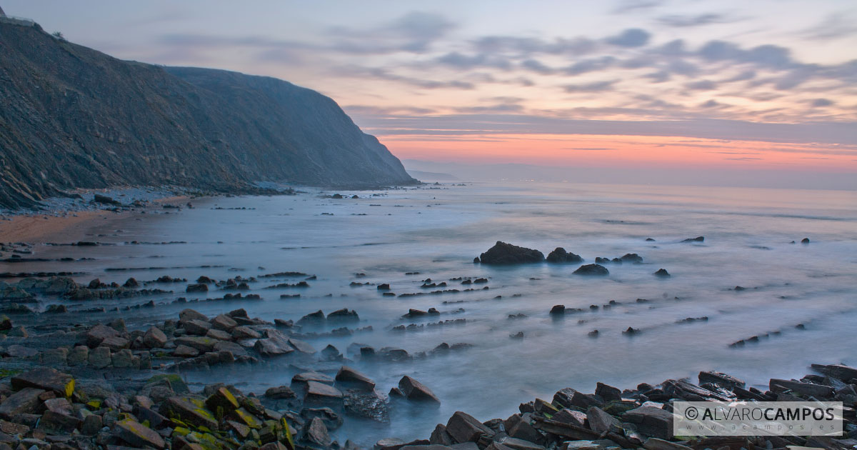 Panorámica de un anochecer en la playa de Barrika