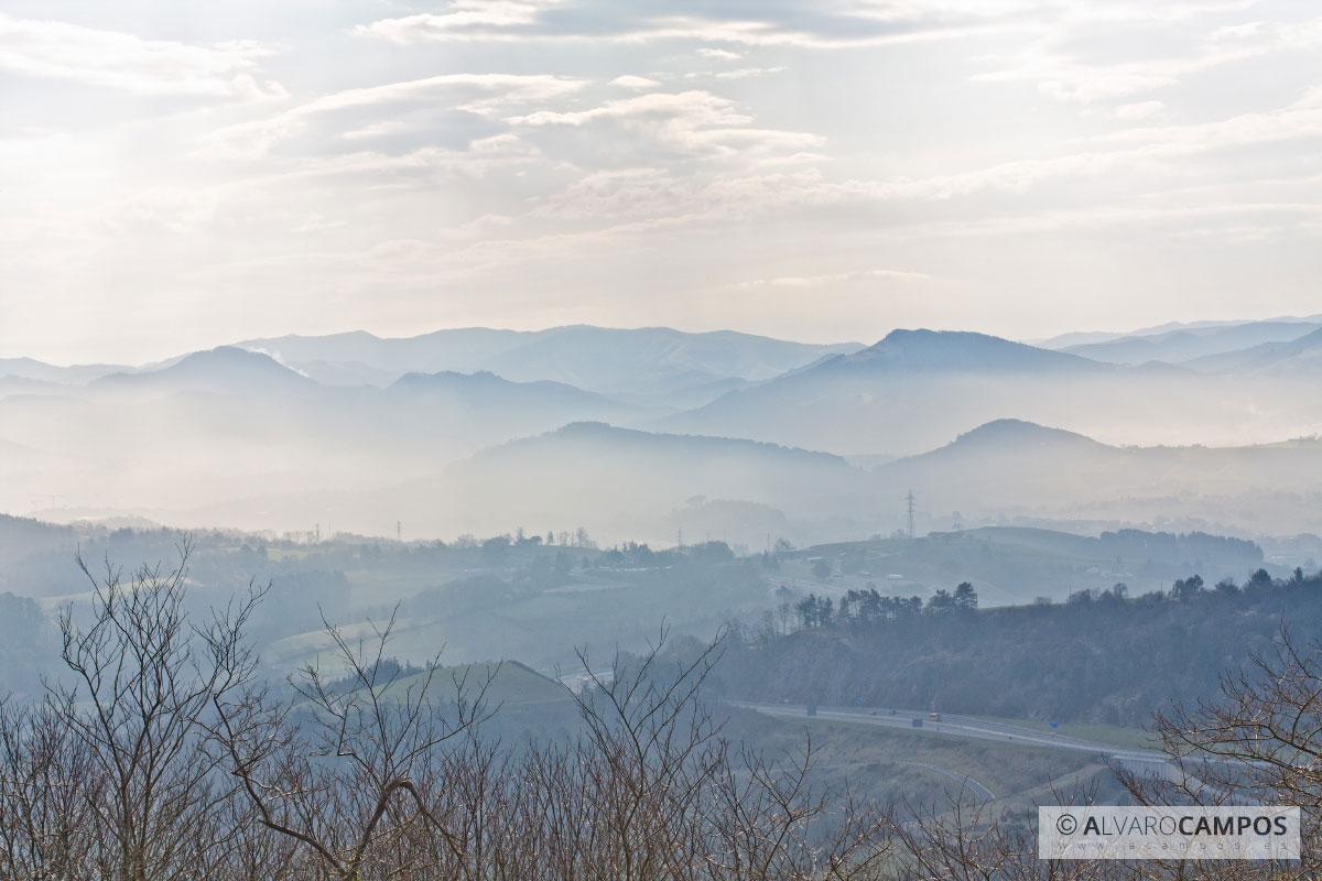 Montañas con niebla