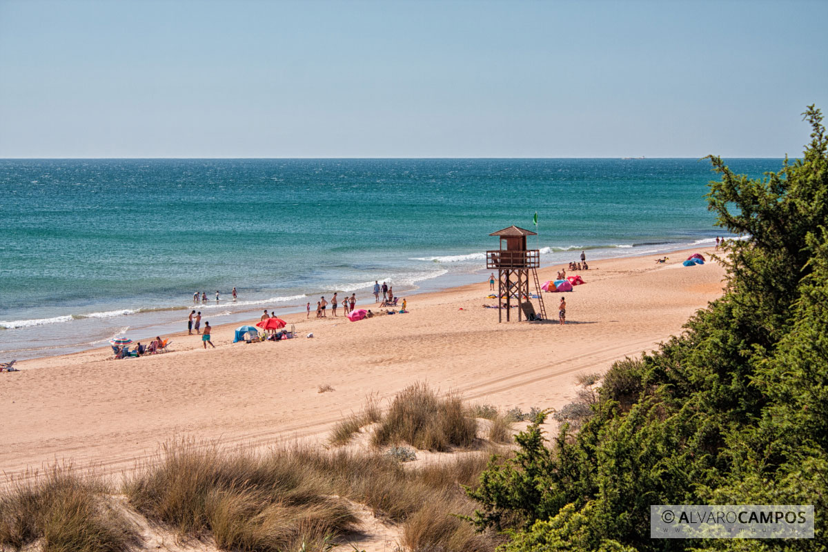 Puesto de socorrista en la playa de Roche (Cádiz)