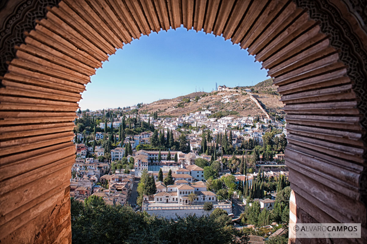 Vistas del barrio del Albaicin desde uno de los arcos de la Alhambra de Granada