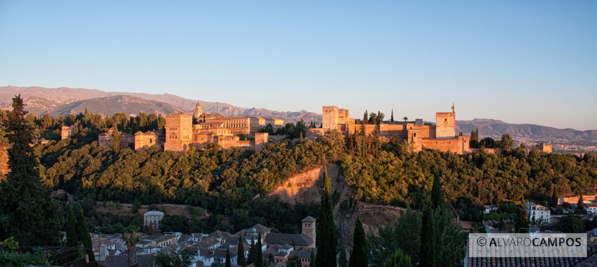 Panorámica del atardecer de la Alhambra de Granada