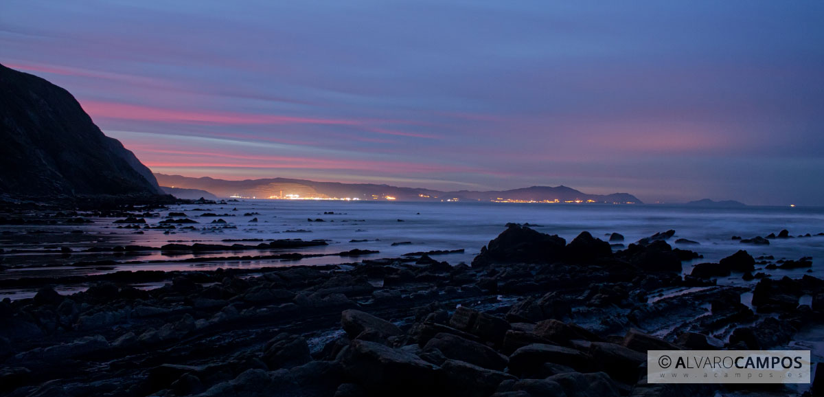 Panorámica de un anochecer en la playa de Barrika II