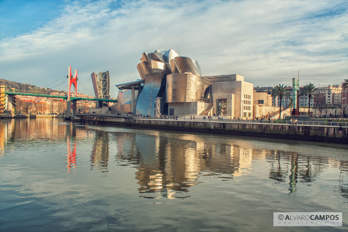 Museo Guggenheim y su reflejo en la ría de Bilbao