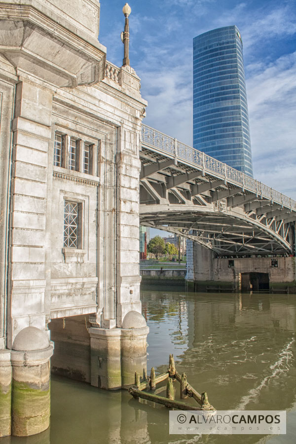 El puente de Deusto con la Torre Iberdrola de fondo