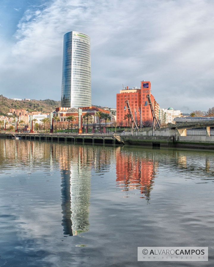 La Torre Iberdrola reflejada en la ría de Bilbao