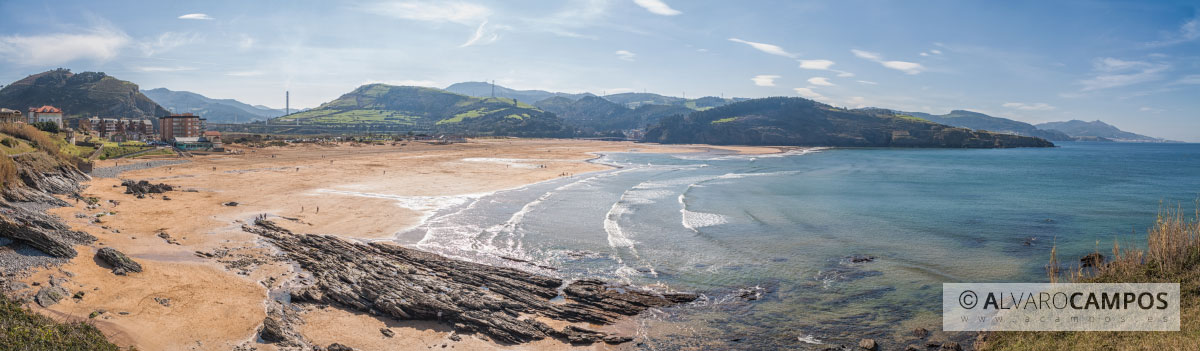 Panorámica de la playa La Arena en Muskiz