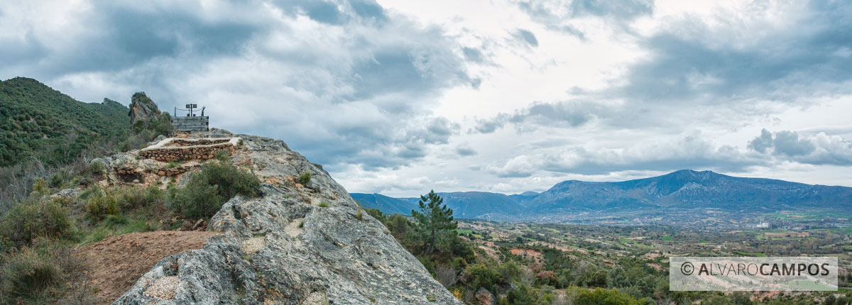 Panorámica de la Necrópolis en la peña del mazo (Pajares, Valle de Tobalina)