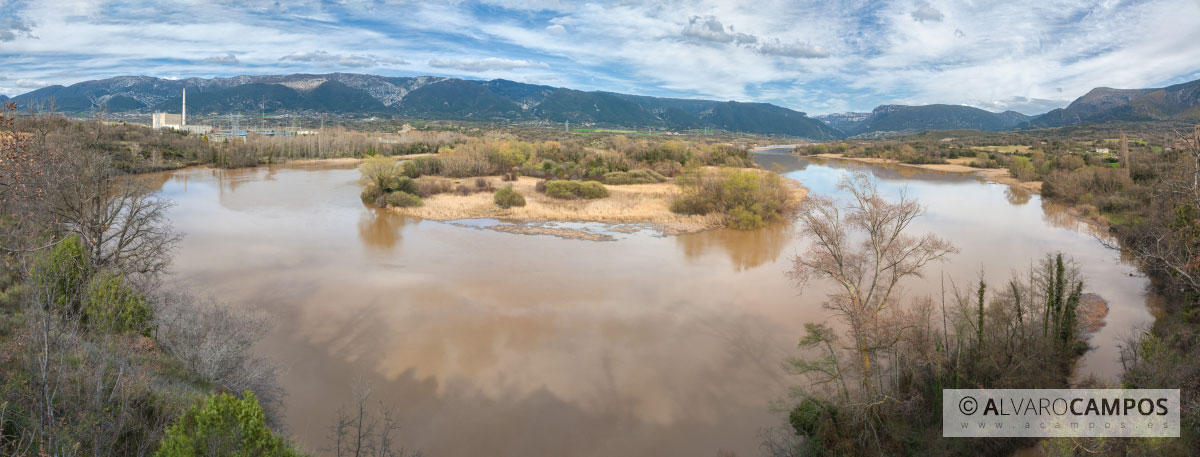 Panorámica del pantano de Sobrón y la central nuclear de Garoña