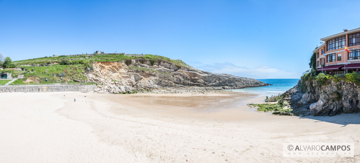 Panorámica de la playa del Sablón en Llanes (Asturias)