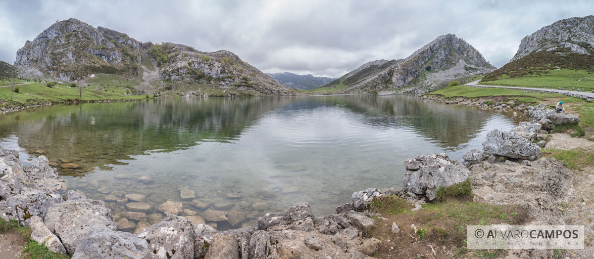 Panorámica desde la orilla del Lago Enol