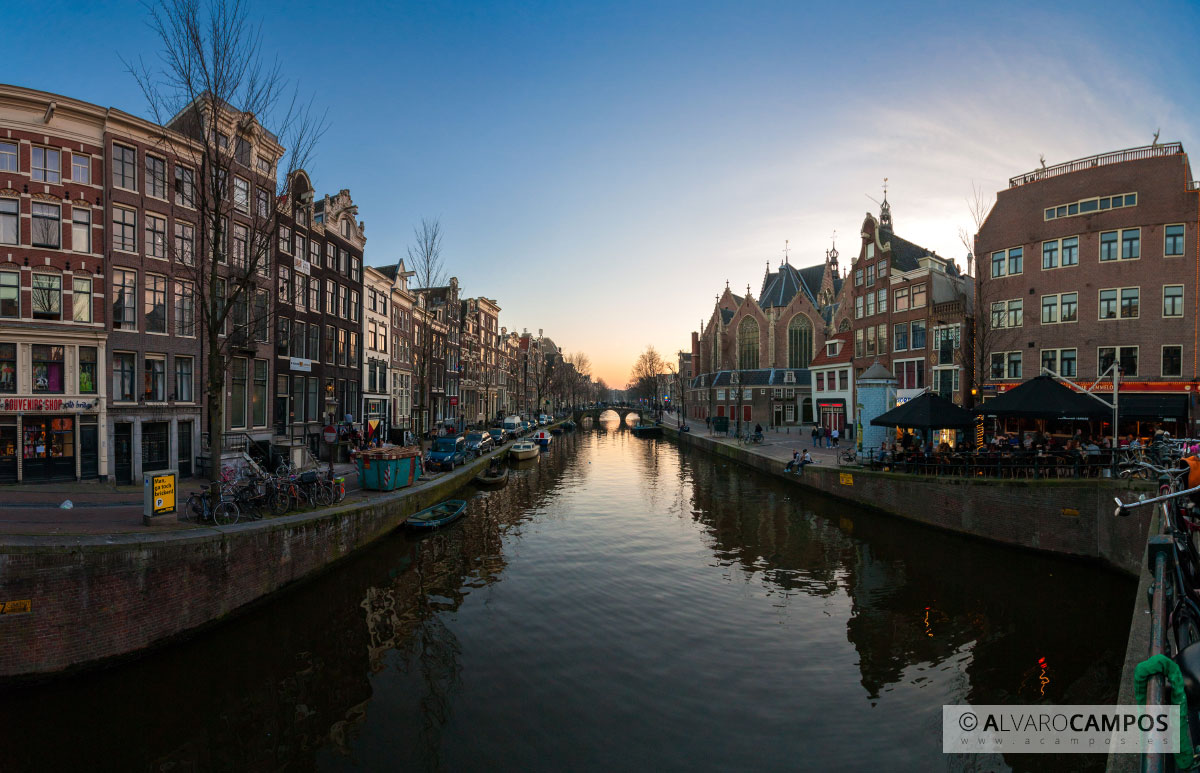 Panorámica de un anochecer en Amsterdam