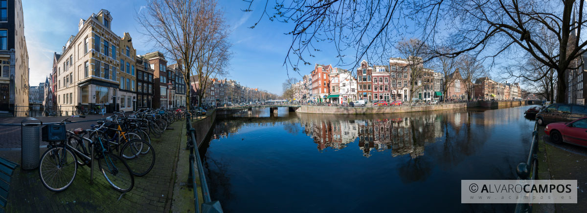 Panorámica de un canal de Amsterdam con bicicletas