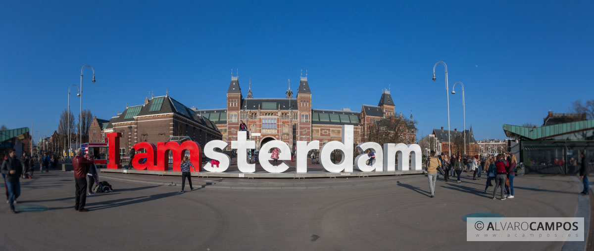 Letras gigantes I amsterdam situadas enfrente de Rijksmuseum