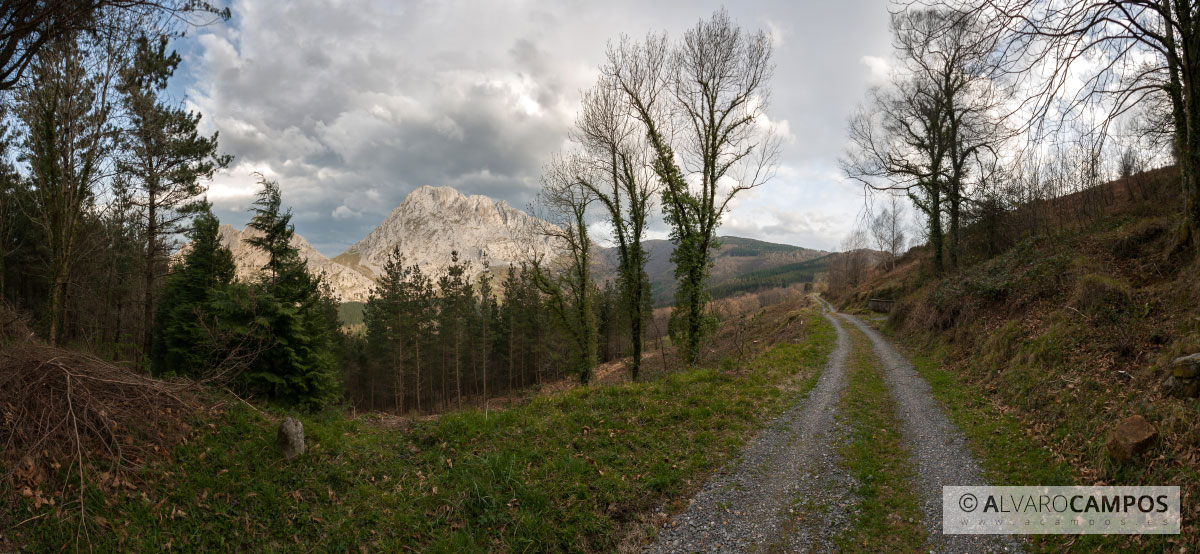 Panorámica de un camino con vistas al monte Urkiola