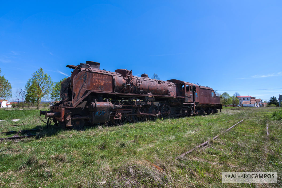 Locomotora Mikado abandonada en la estación de Horna (Villarcayo)