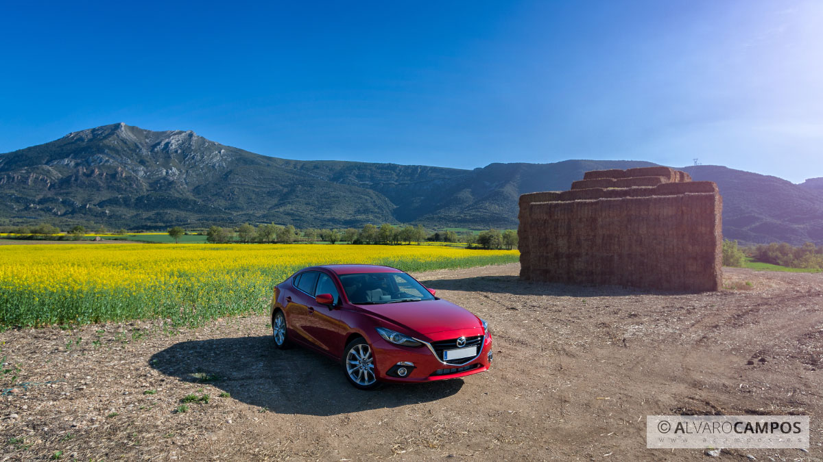 Panorámica Mazda 3 con el pico Humión de fondo