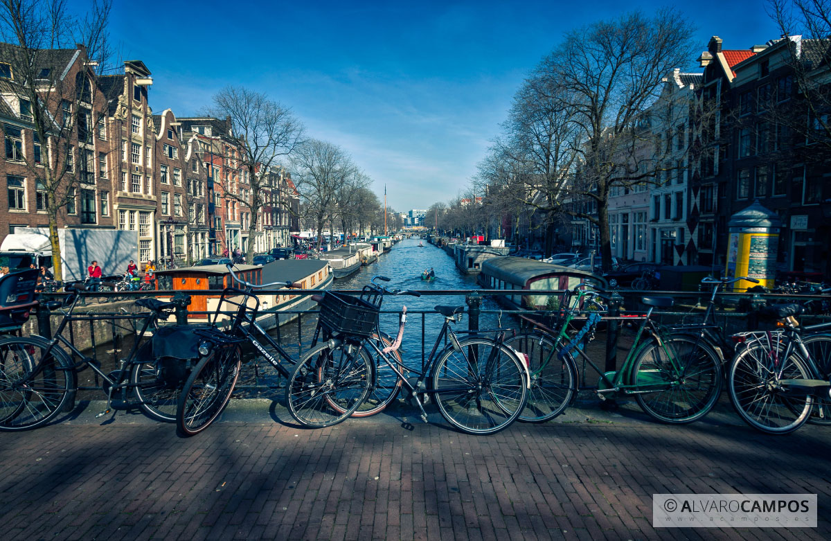 Bicicletas sobre un puente en Amsterdam