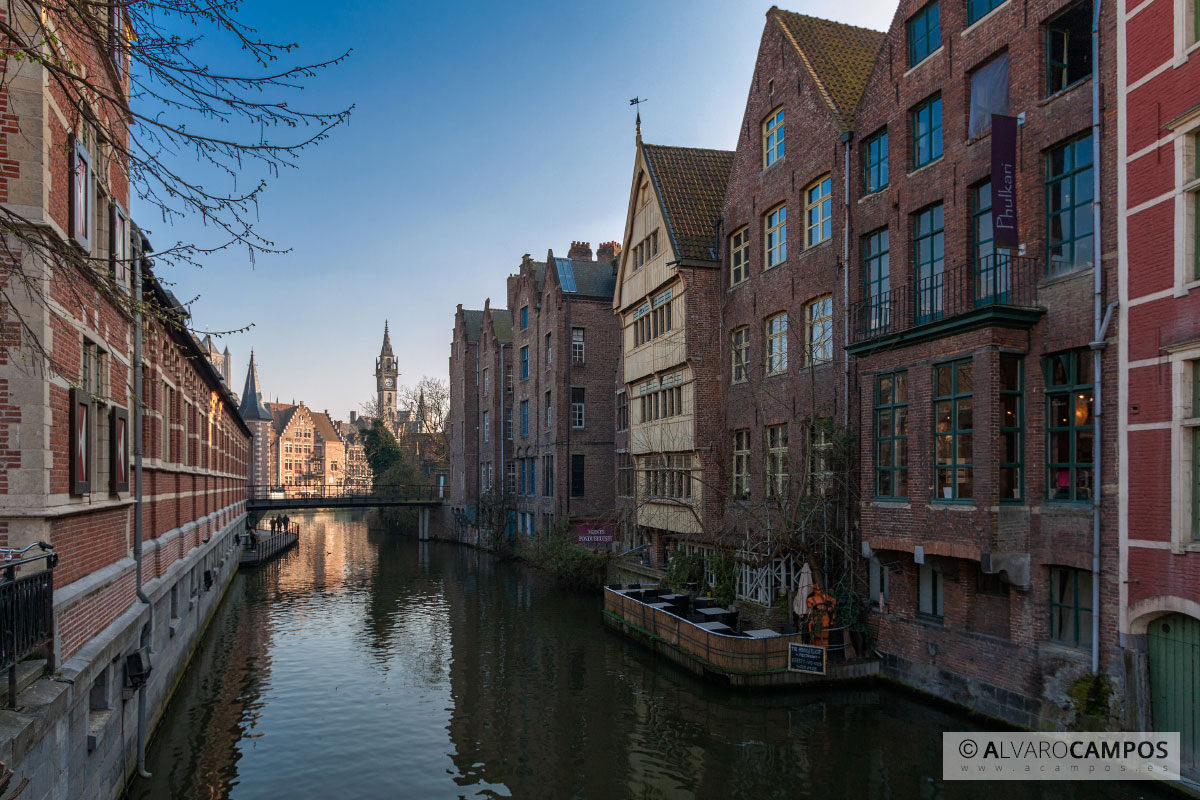 Casas junto a uno de los canales de Gante, Bélgica