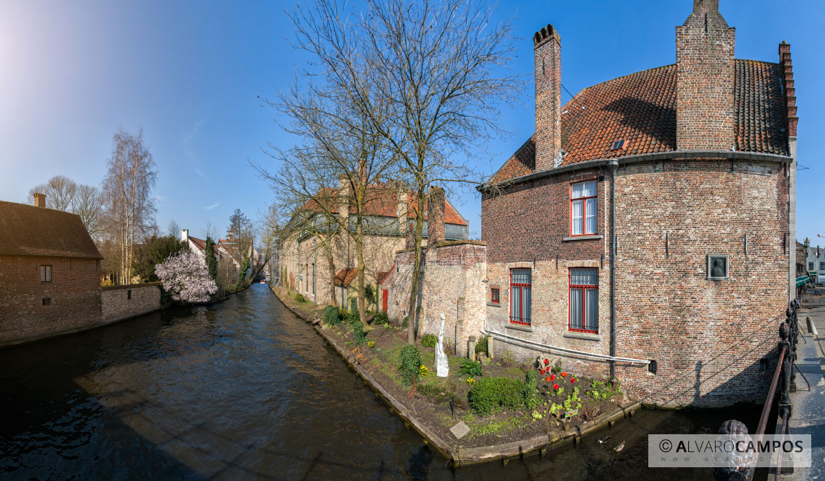 Panorámica de una casa con jardín junto al canal