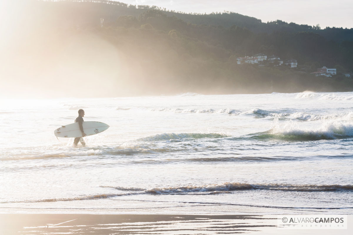 Surfista en la playa de Laida