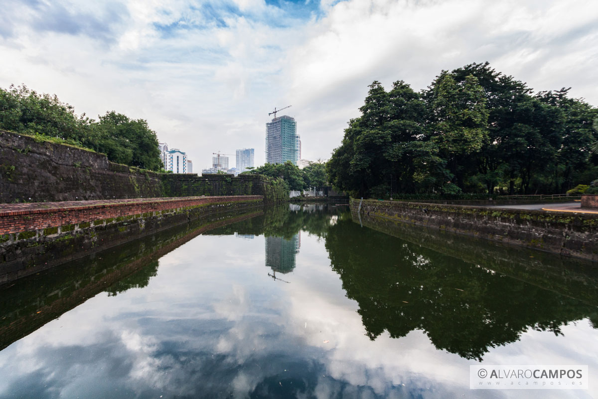 Reflejos sobre el Fort Santiago en Manila