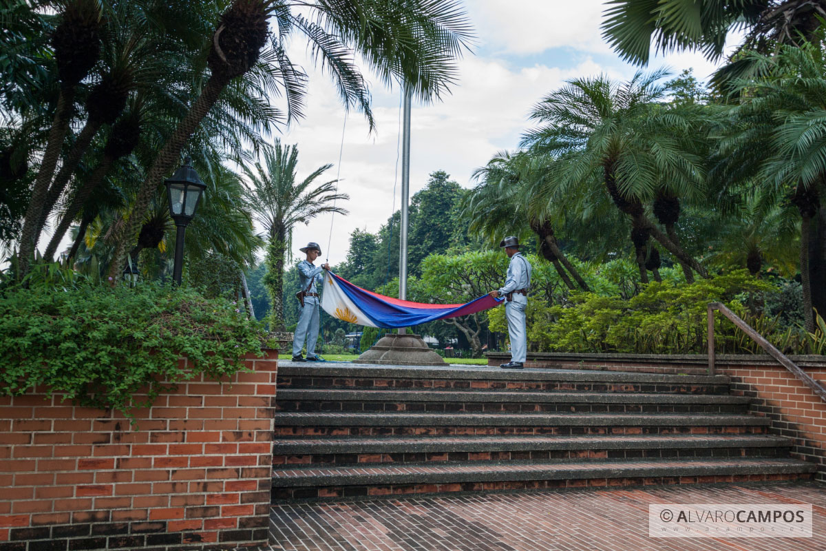 Guardias del Fuerte Santiago colocando la bandera de Filipinas