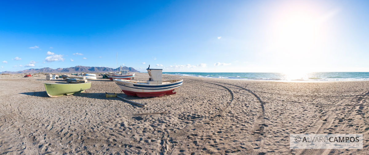 Panorámica de barcos sobre la arena de la playa de Las Salinas