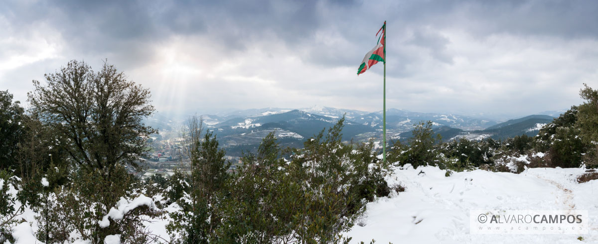 Panorámica de los rayos de sol iluminando Lemoa