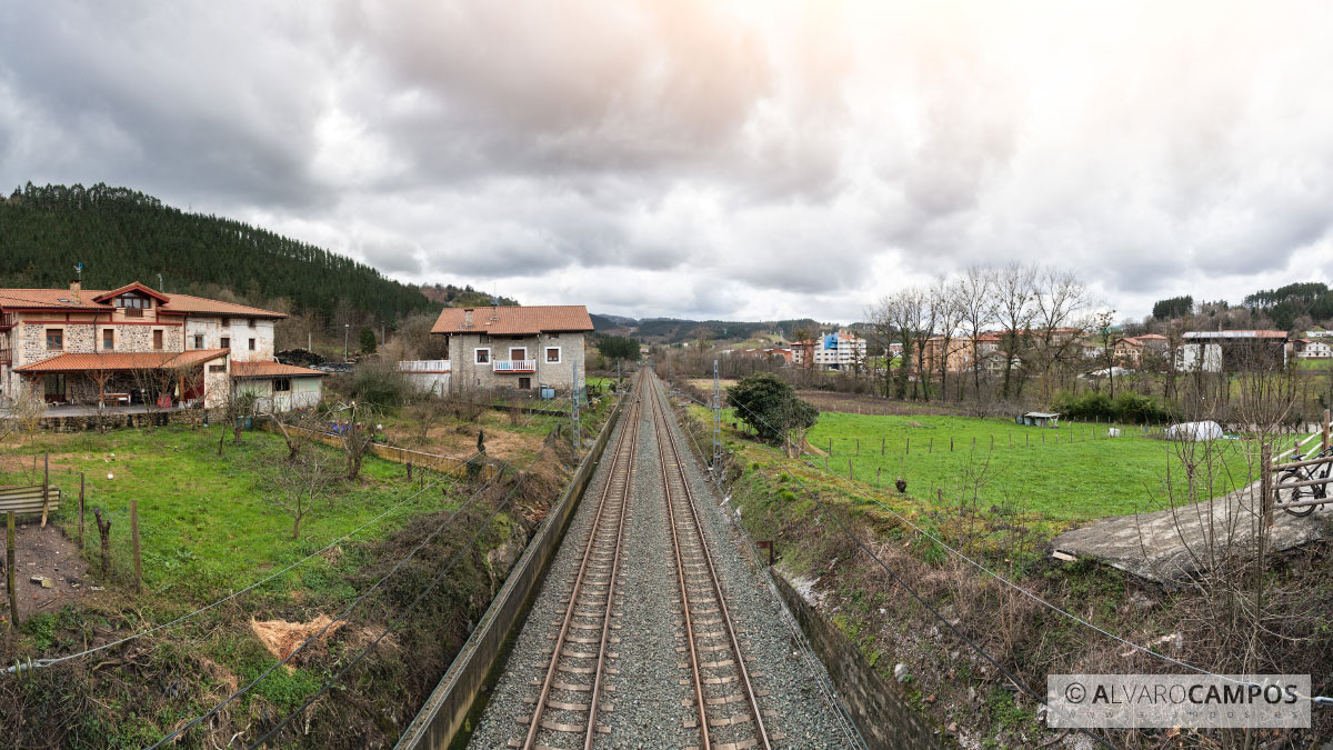 Sobre las vías del tren en Bedia