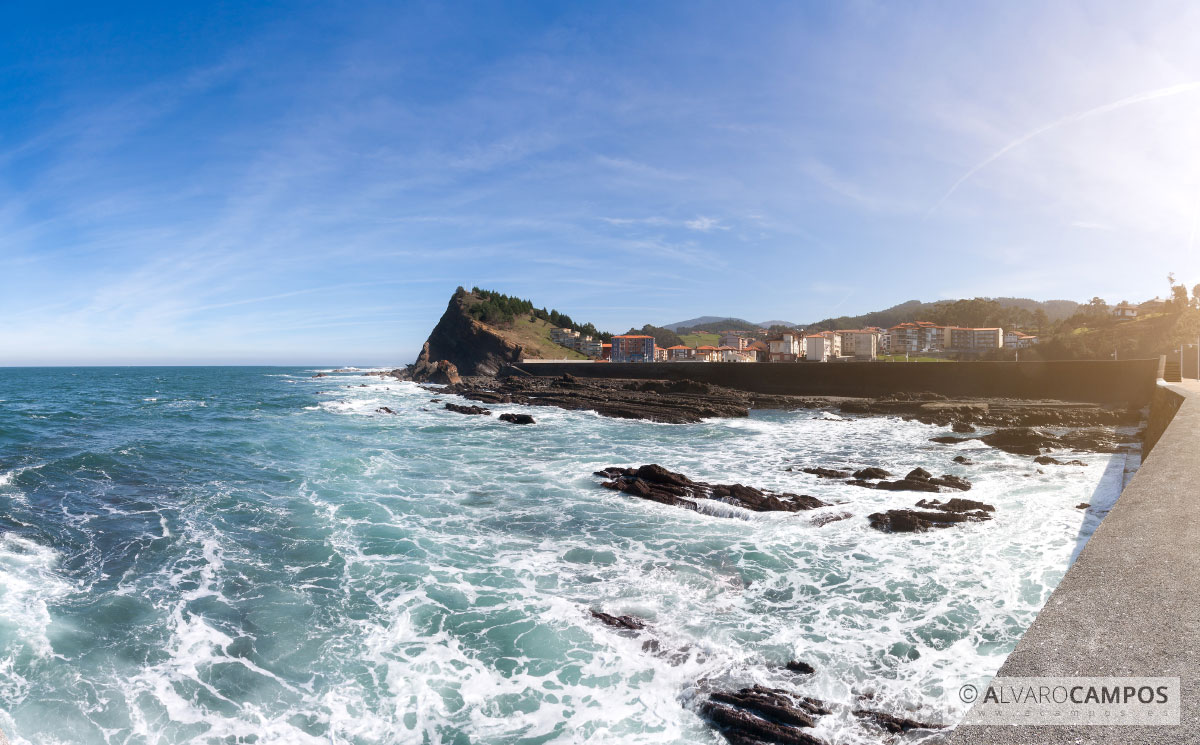 Costa de Armintza junto al puerto