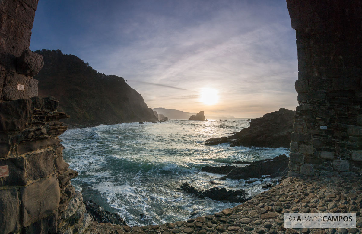 Anochecer bajo las escaleras de San Juan de Gaztelugatxe