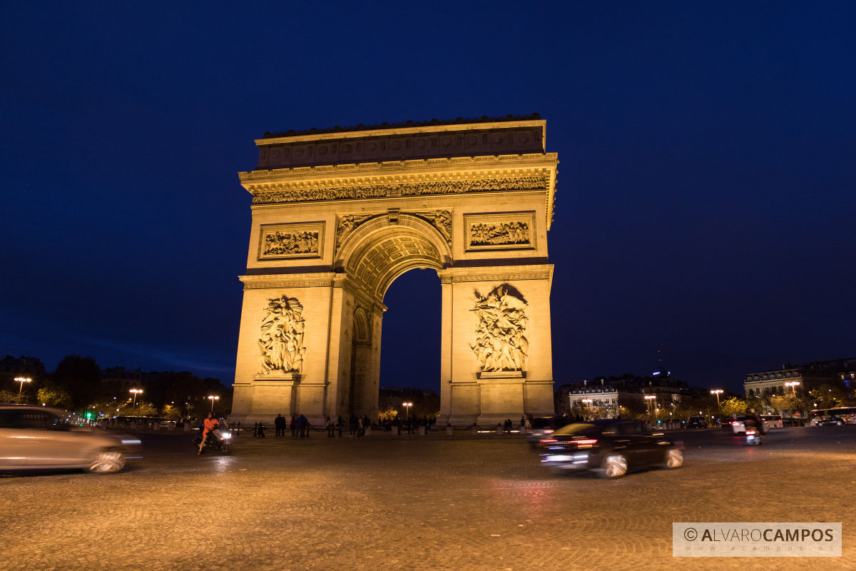 Arco de Triunfo de París por la noche