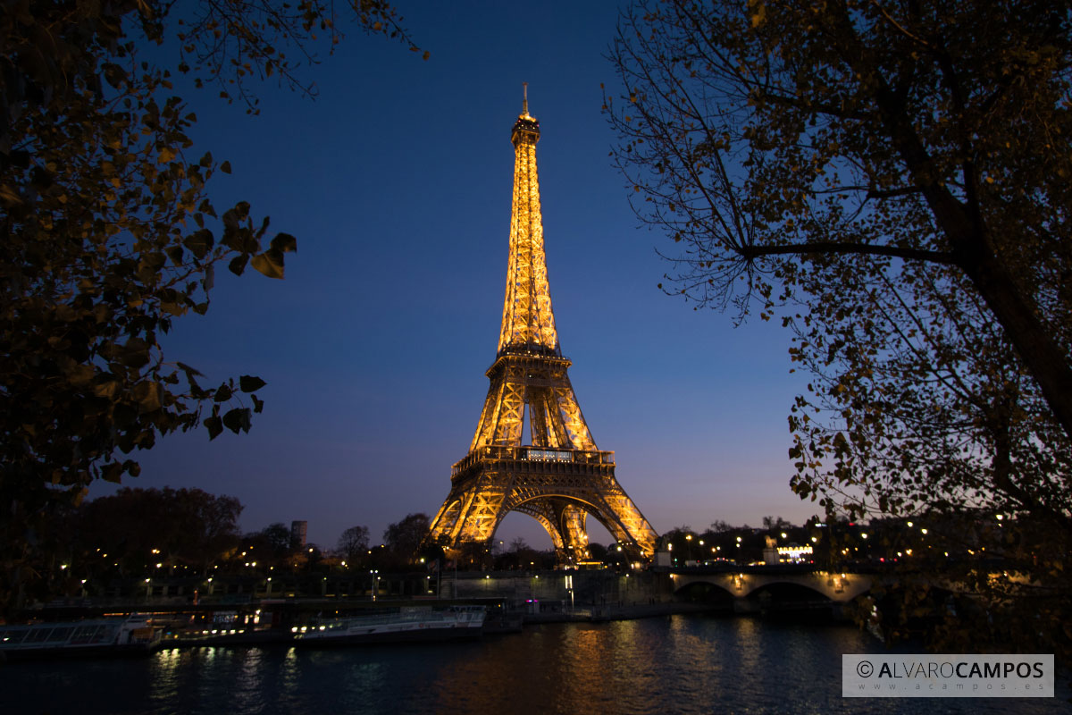Torre Eiffel al anochecer