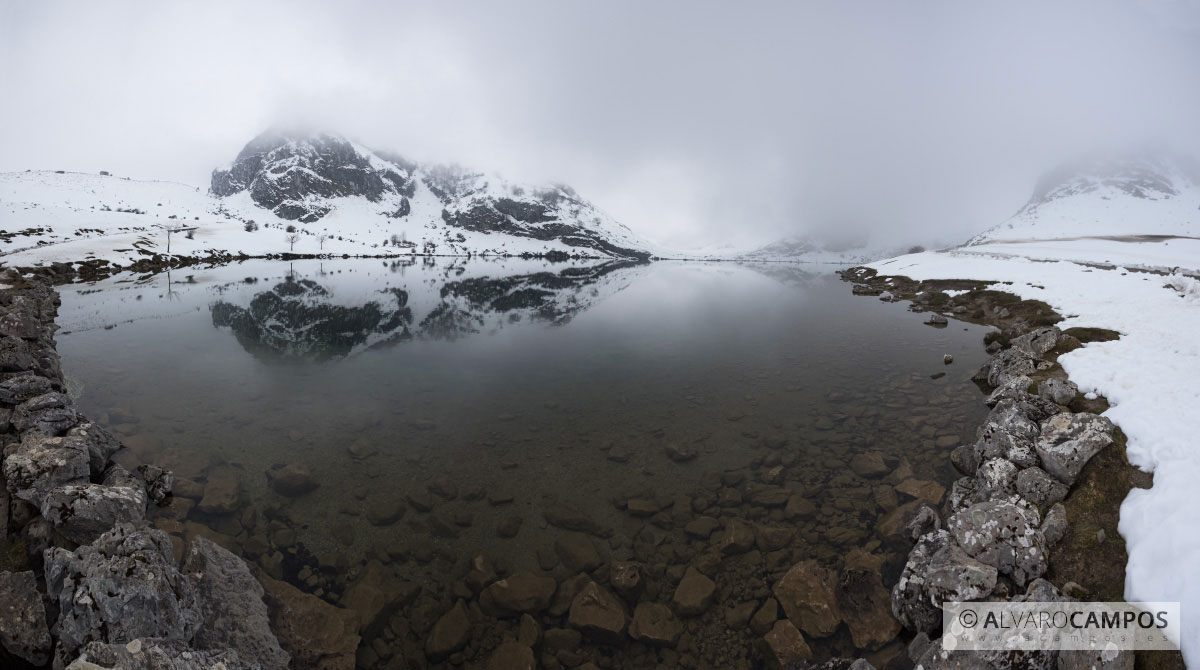 Panorámica de reflejos sobre el Lago Enol