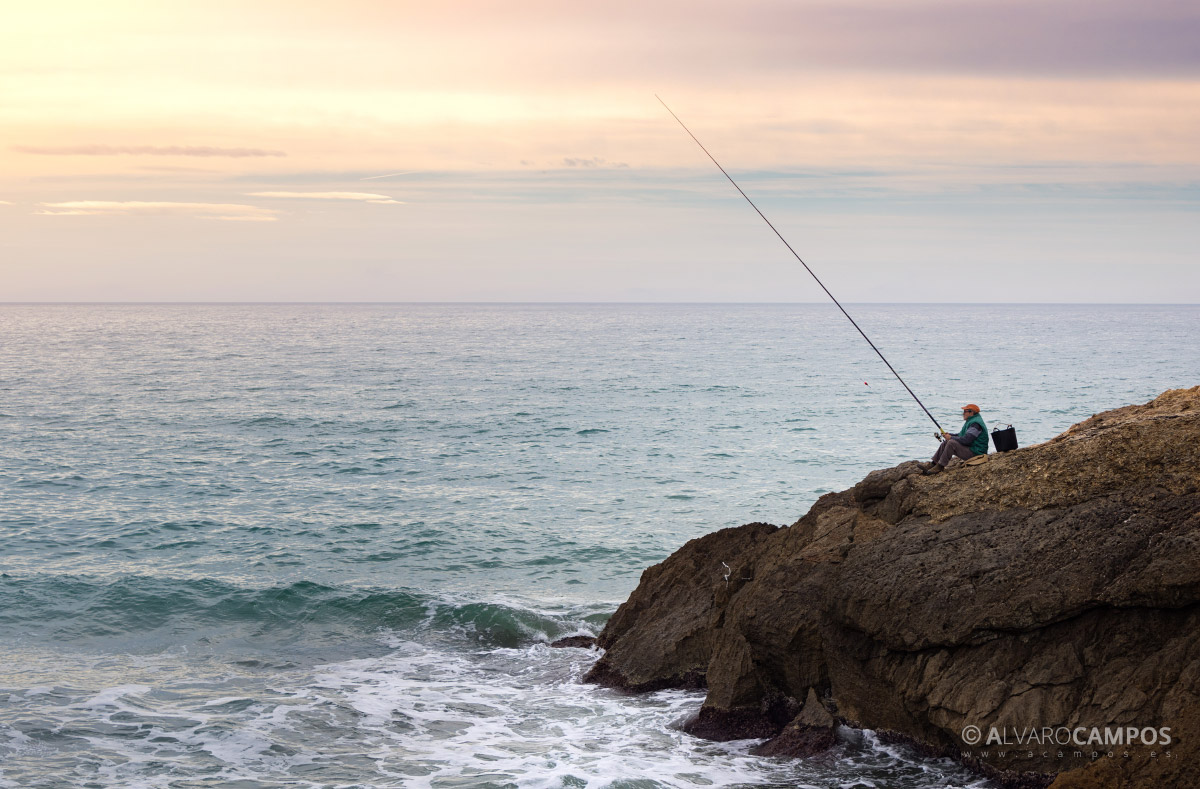 Hombre pescando en el Morro de Gos (Oropesa del Mar)