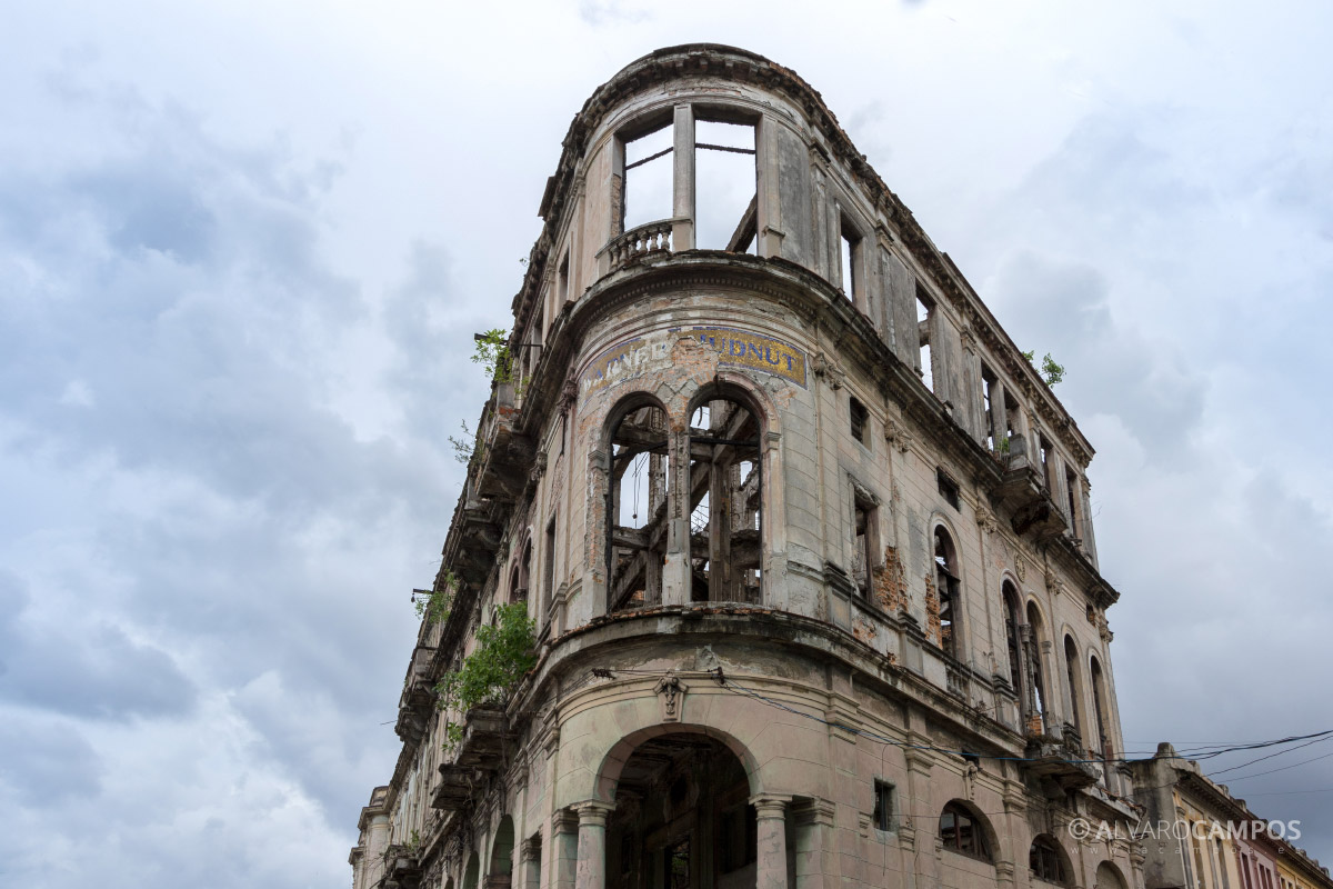 Edificio en ruinas en La Habana