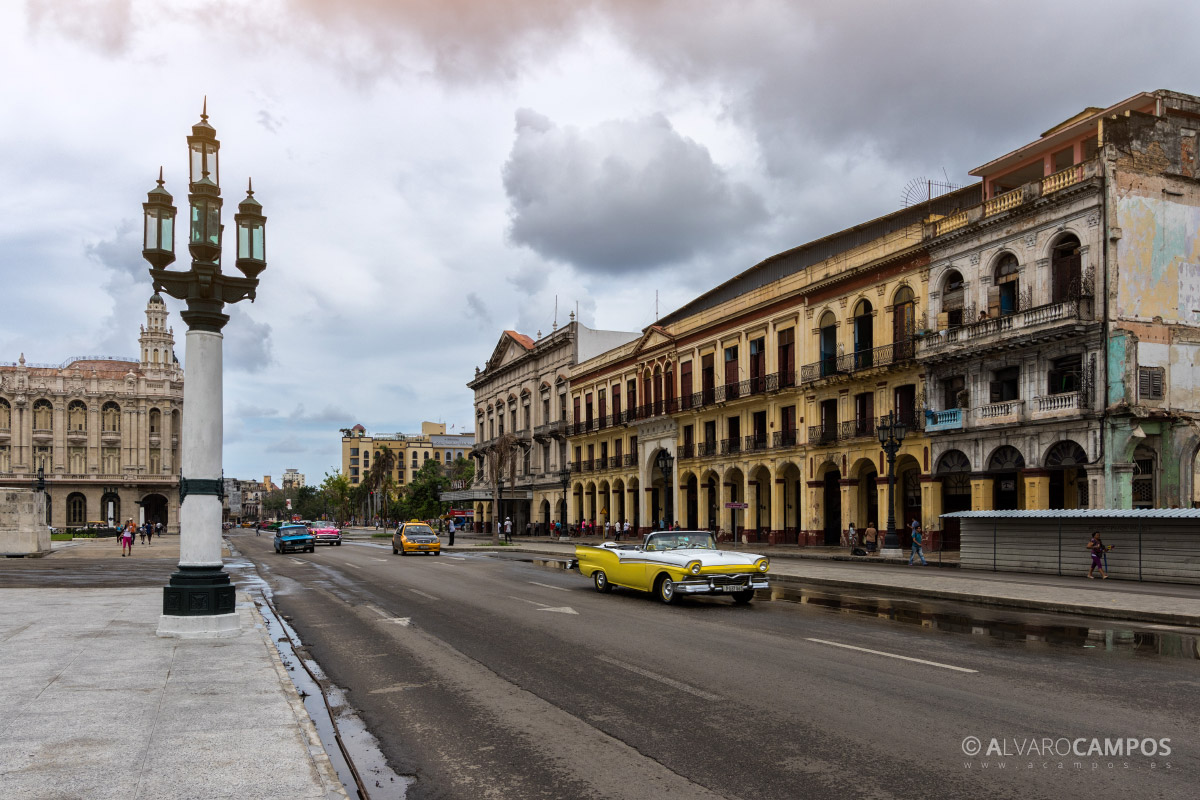 Junto al Capitolio de La Habana
