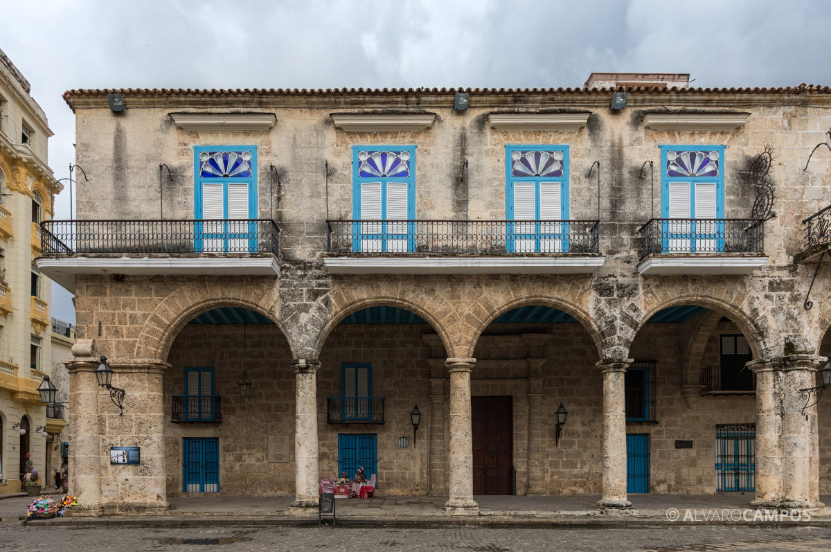 Edificio con arcos en La Habana (Cuba)