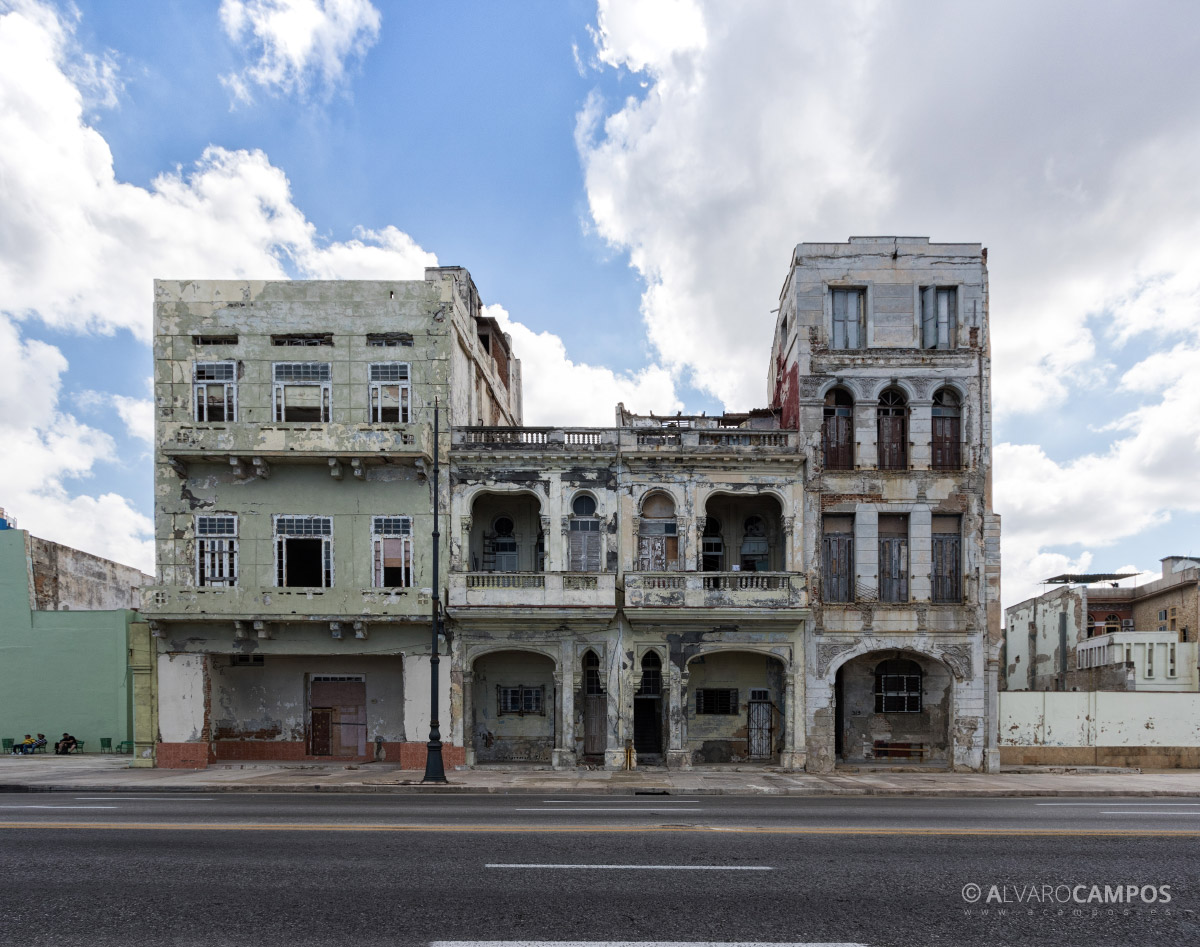 Edificio en ruinas junto al Malecón