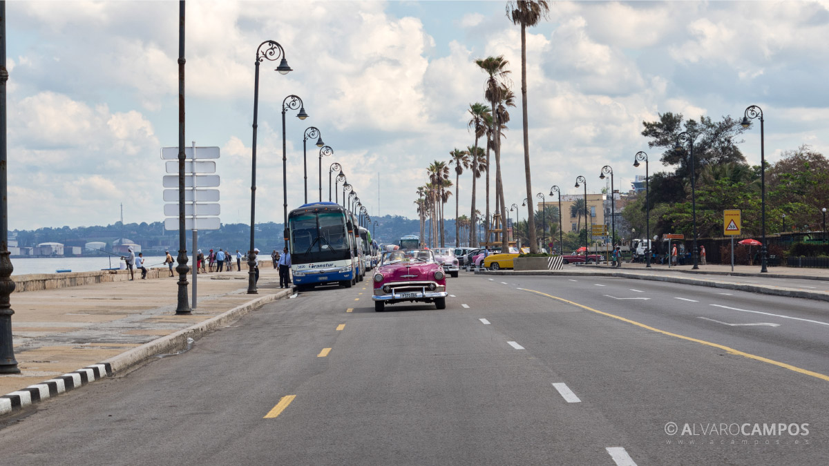 Carretera junto al Malecón en La Habana