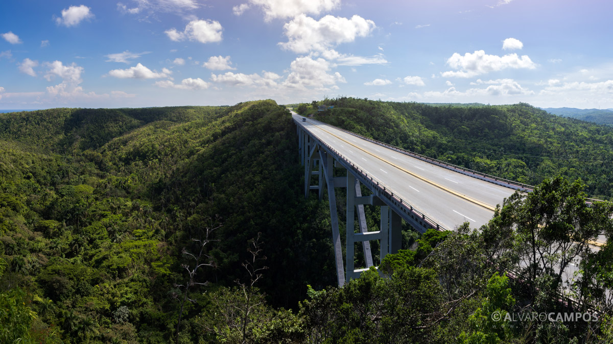 Panorámica del puente Bacunayagua (Cuba)