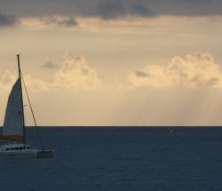 Velero navegando por Garrucha viendo el amanecer