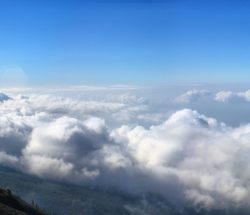 Panorámica del Teide sobre las nubes