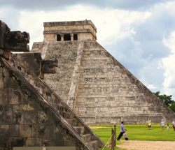 Cabezas de serpiente con Chichén Itzá de fondo