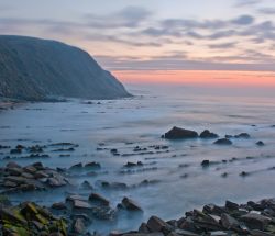 Panorámica de un anochecer en la playa de Barrika